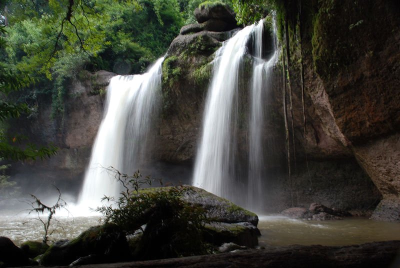 800px Haeo Suwat waterfall